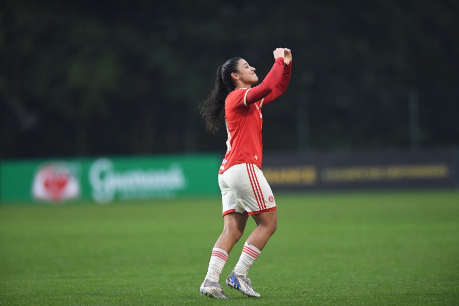 Duda Sampaio comemorando gol pelo Internacional