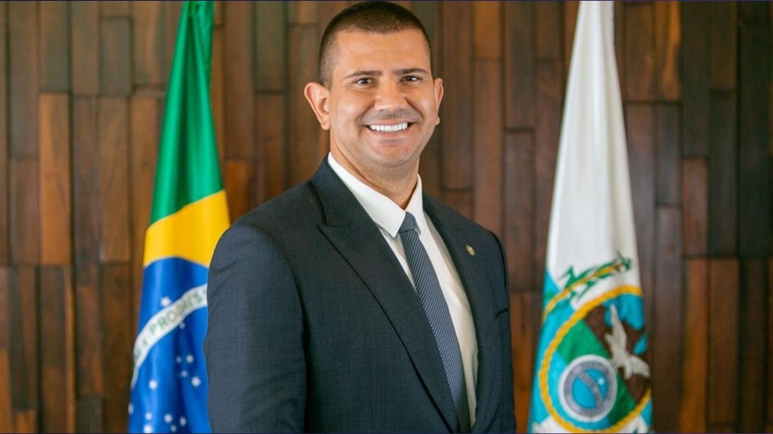 Douglas Ruas é eleito presidente da Alerj e assume governo do RJ