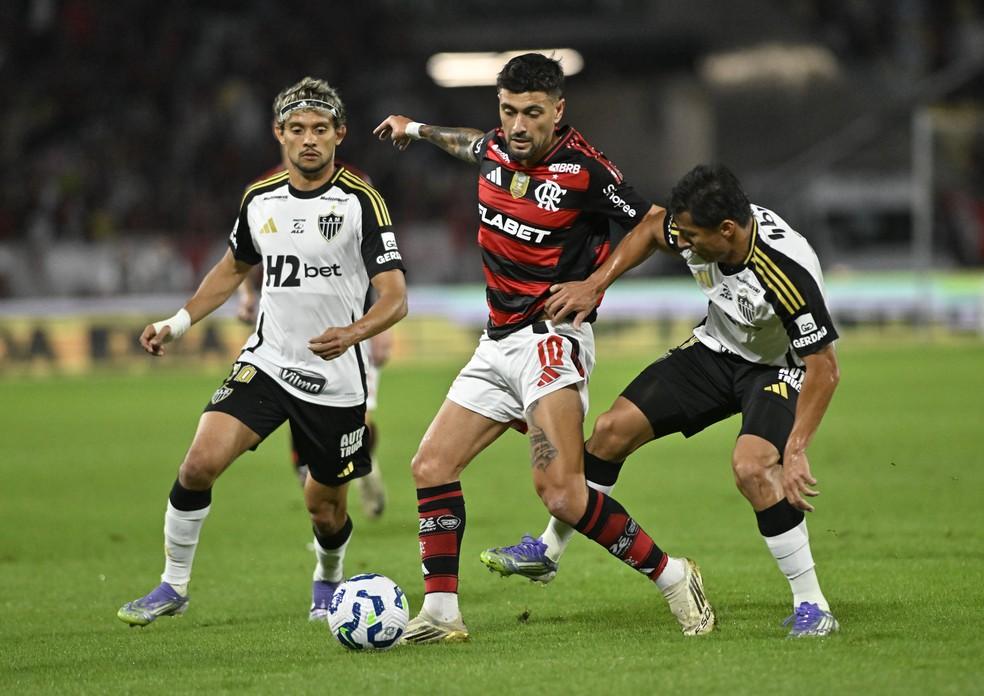 Análise: Flamengo esbarra em marcação do Atlético e é salvo pela bola aérea para voltar à liderança | Ge